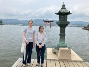 厳島神社の鳥居を背景に記念撮影をするフェニックス市からの派遣生