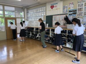 白鷺小中学校で教室のお掃除をするフェニックス市からの派遣生