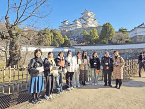 姫路城を前に記念撮影する昌原市からの派遣生たち