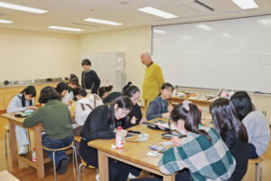 岩田健三郎さんによる版画教室に熱心に取り組む姫路市と昌原市の派遣生たち